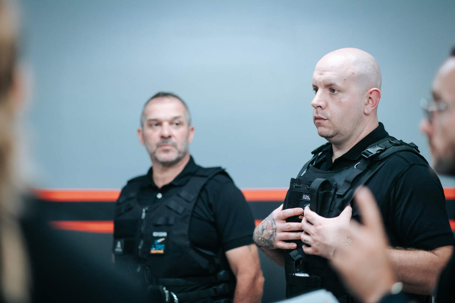 Agents armés et équipés d'un gilet pare-balles